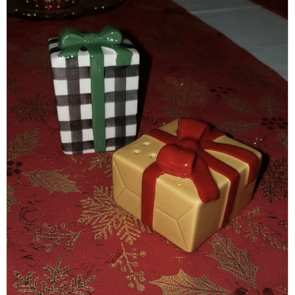 Hallmark Salt and Pepper Shakers Ceramic Christmas Presents‎ Wrapped Gift Boxes